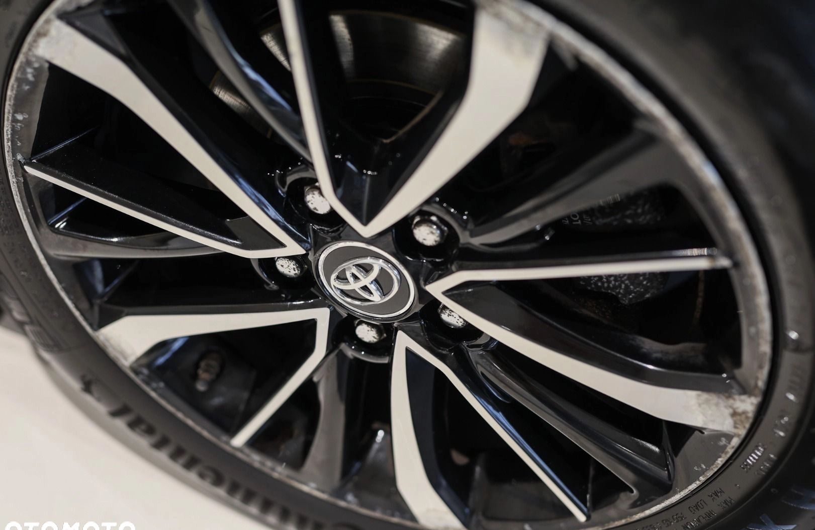 Toyota Avensis cena 78850 przebieg: 101018, rok produkcji 2018 z Przedbórz małe 596
